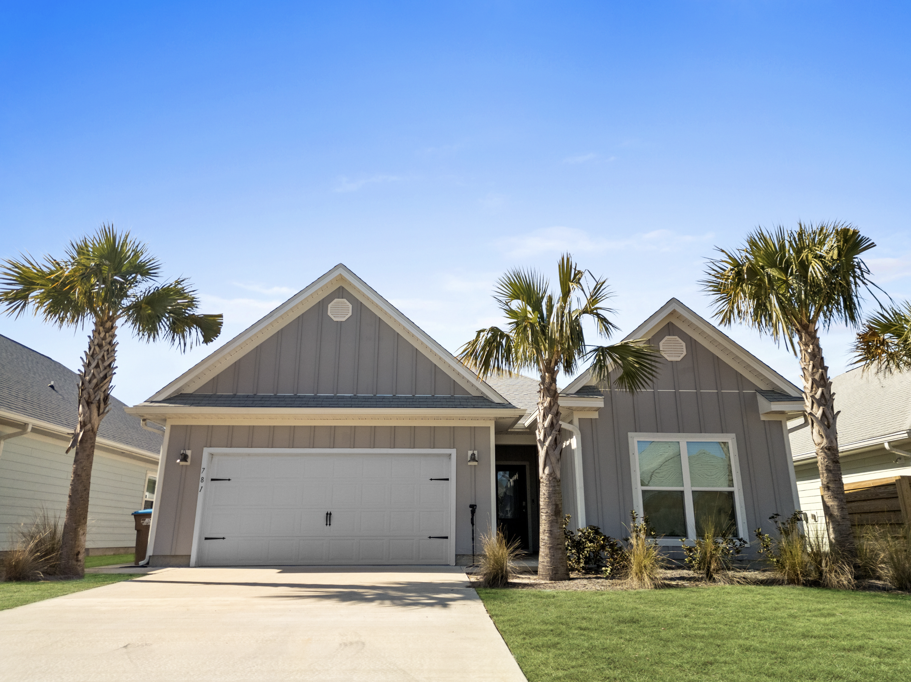 Sea Breeze Memories - Front exterior with palm trees