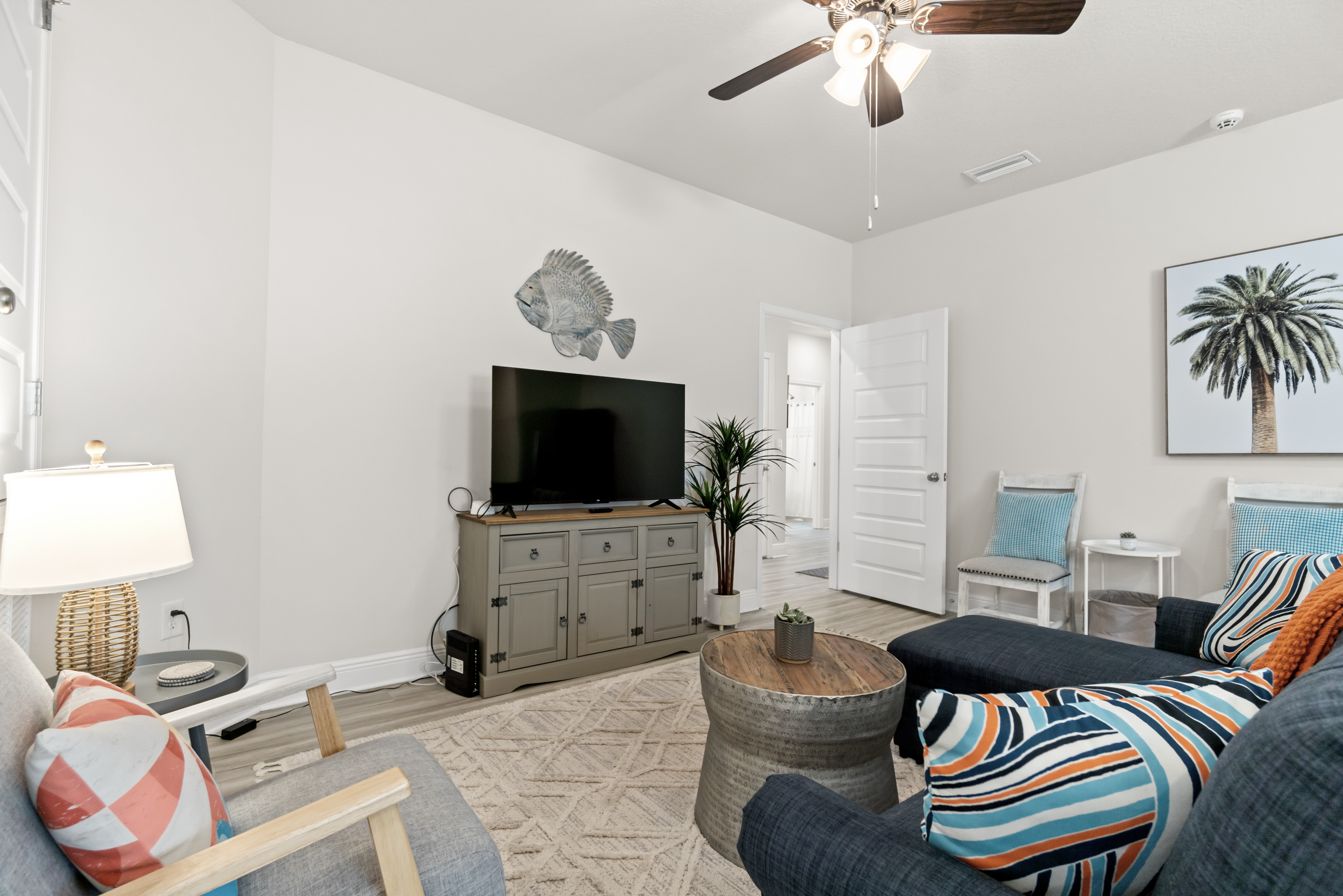 Suite with full kitchen and a bathroom